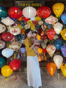 mẹ và con gái, hội an, đèn lồng