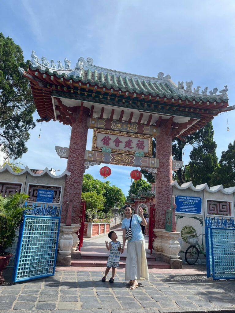 mẹ và Titi ở Hội An lúc em Cici ngủ trong resort